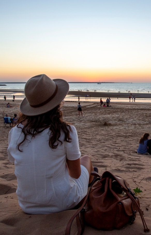 Hoàng hôn trên Bãi biển Mindil, Thành phố Darwin, Lãnh thổ phía Bắc © Tourism Australia
