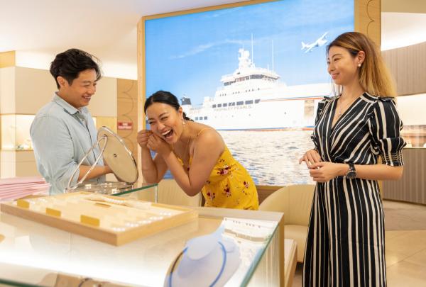 Couple shopping for premium pearls at Paspaley, Darwin, Northern Territory © Tourism NT 