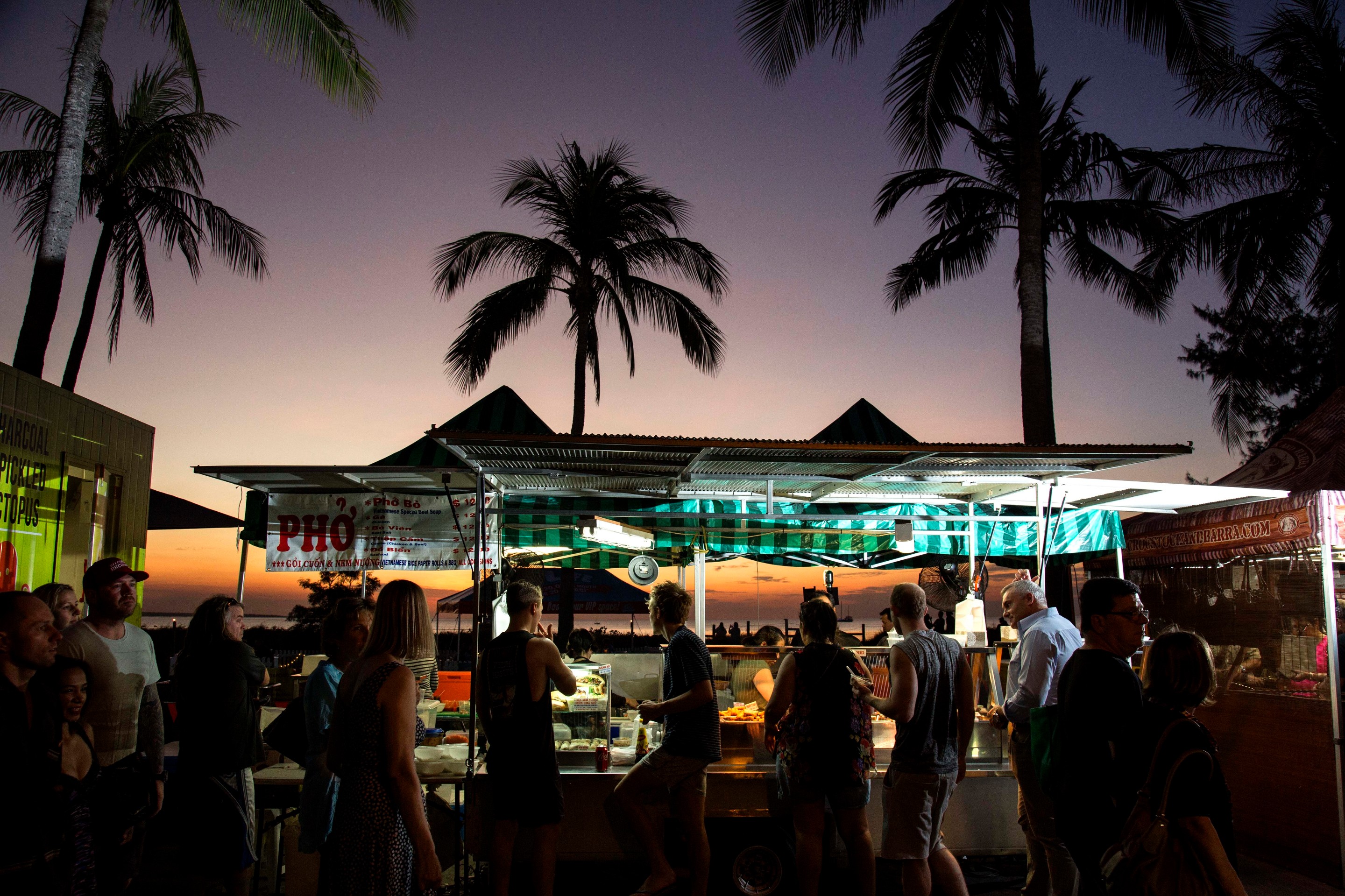 Mindil Beach Sunset Markets in the NT © Tourism NT/Mindil Beach Sunset Markets