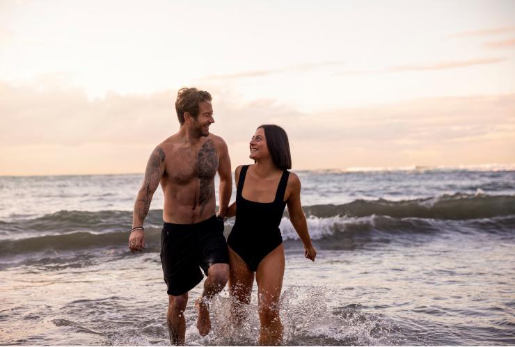 Couple at Gordons Bay beach in Sydney © Destination NSW
