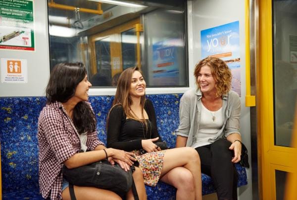 Những người bạn trên chuyến tàu hỏa Sydney © Destination NSW
