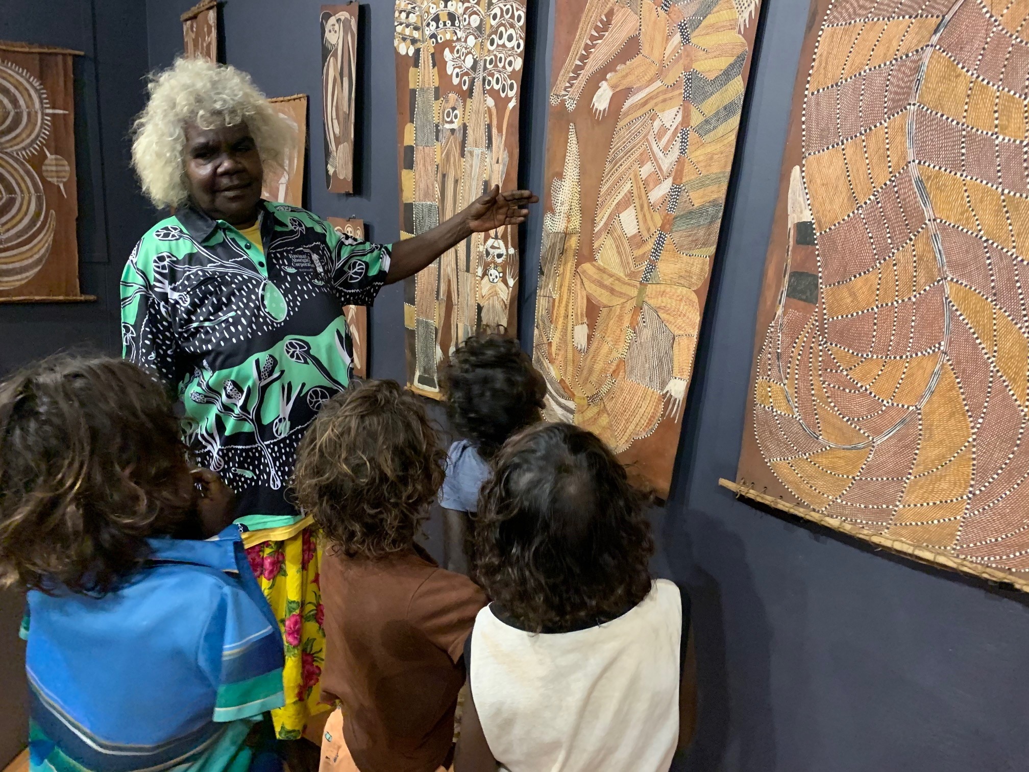 Kids on a museum tour led at Djómi Museum in Maningrida © Ingrid Johanson