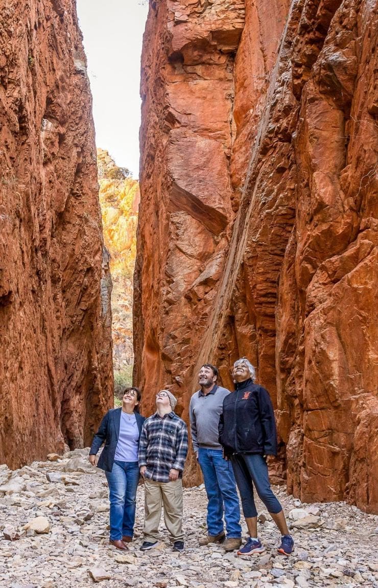 Một nhóm người đang đứng tại Hẻm núi Standley, Dãy West MacDonnell, Lãnh thổ phía Bắc © Tourism NT/Helen Orr