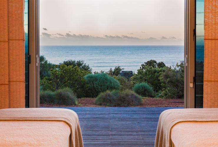 Two massage beds with ocean views at Bodhi J Spa at Injidup Spa Retreat in Margaret River © Injidup Spa Retreat/Ange Wall Photography