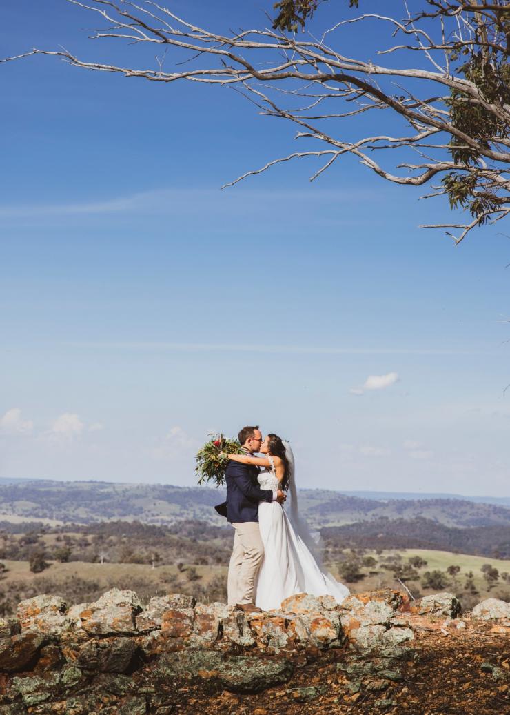 Bride and groom kissing at Sierra Escape in Piambong © Destination NSW