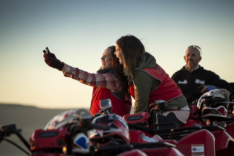 Sand Dune Adventures tại bãi biển Stockton, Port Stephens, NSW © Tourism Australia
