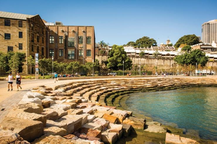 新南威尔士州,悉尼,人们在通向水边的砂岩台阶旁的海港小径上闲坐、跑步或散步 © 新南威尔士州旅游局版权所有 新南威尔士州,悉尼,人们在通向水边的砂岩台阶旁的海港小径上闲坐、跑步或散步 © 新南威尔士州旅游局版权所有