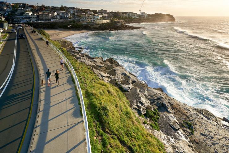 新南威尔士州,悉尼,人们沿着邦迪至布朗特的海边小径和海岬跑步 © 澳大利亚旅游局版权所有 新南威尔士州,悉尼,人们沿着邦迪至布朗特的海边小径和海岬跑步 © 澳大利亚旅游局版权所有