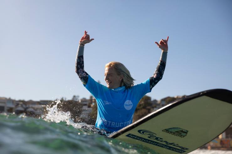 新南威尔士州,邦迪海滩,“海滩冲浪之旅”课上一个人驾着浪板在冲浪,手臂展开以保持平衡 © 新南威尔士州旅游局版权所有 新南威尔士州,邦迪海滩,“海滩冲浪之旅”课上一个人驾着浪板在冲浪,手臂展开以保持平衡 © 新南威尔士州旅游局版权所有