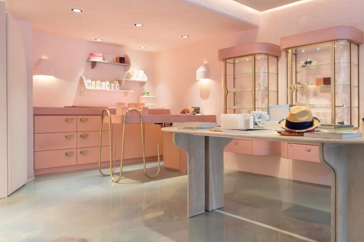 新南威尔士州,邦迪海滩,Playa by Lucy Folk 精品店的粉红色墙壁和货架 © Lucy Folk 版权所有 新南威尔士州,邦迪海滩,Playa by Lucy Folk 精品店的粉红色墙壁和货架 © Lucy Folk 版权所有