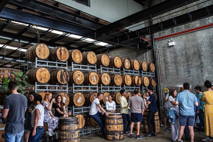 新南威尔士州,马利克维尔,Stockade 啤酒店,人们在酒桶林立的工业风场地享用精酿啤酒 © Stockade 啤酒店版权所有 新南威尔士州,马利克维尔,Stockade 啤酒店,人们在酒桶林立的工业风场地享用精酿啤酒 © Stockade 啤酒店版权所有