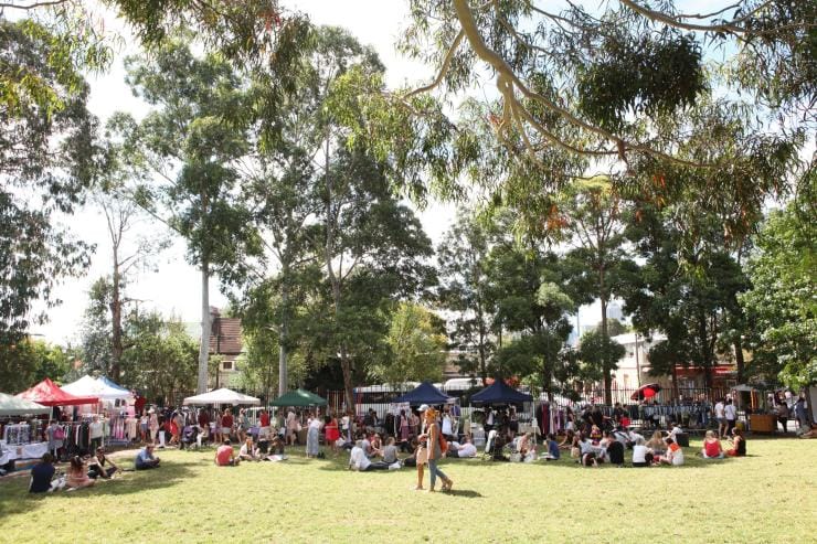 新南威尔士州,悉尼,一些人徜徉在草地旁的货摊间,一些人在格里布市场享用美食 © James Horan/新南威尔士州旅游局版权所有 新南威尔士州,悉尼,一些人徜徉在草地旁的货摊间,一些人在格里布市场享用美食 © James Horan/新南威尔士州旅游局版权所有