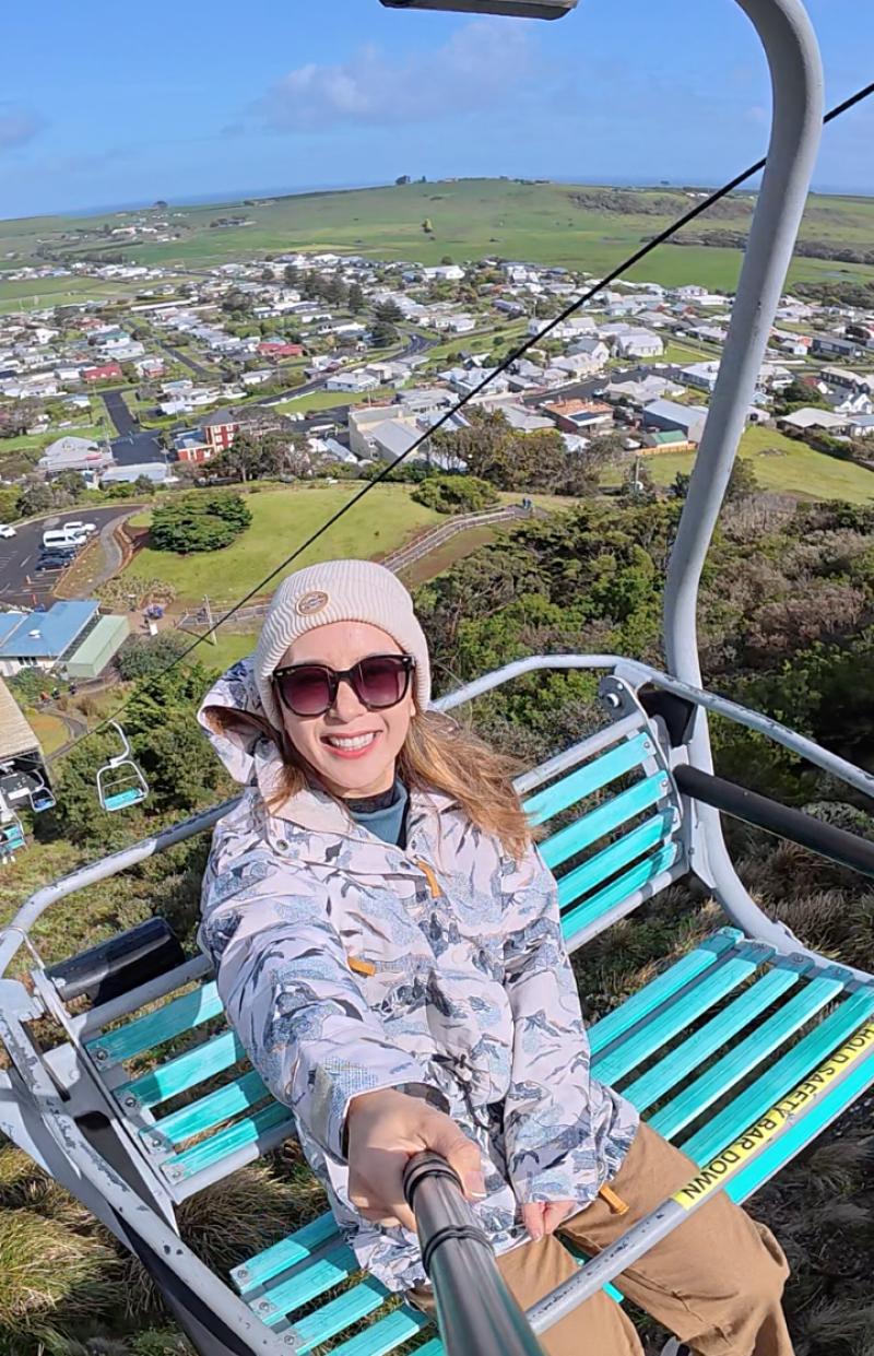 Christy坐上纜車，從高處一覽巴斯海峽海灘和小鎮的壯麗風景, The Nut Chairlift, Stanley, Tasmania © Tourism Tasmania