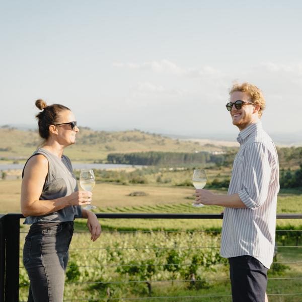 澳洲首都領地 Mount Majura Vineyard 的 The Naked Cubby Co © 澳洲旅遊局