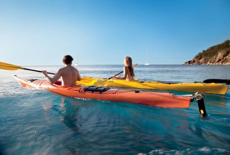 昆士蘭富克島午餐會灣（Luncheon Bay）附近划獨木舟©聖靈群島旅遊局（Tourism Whitsundays）
