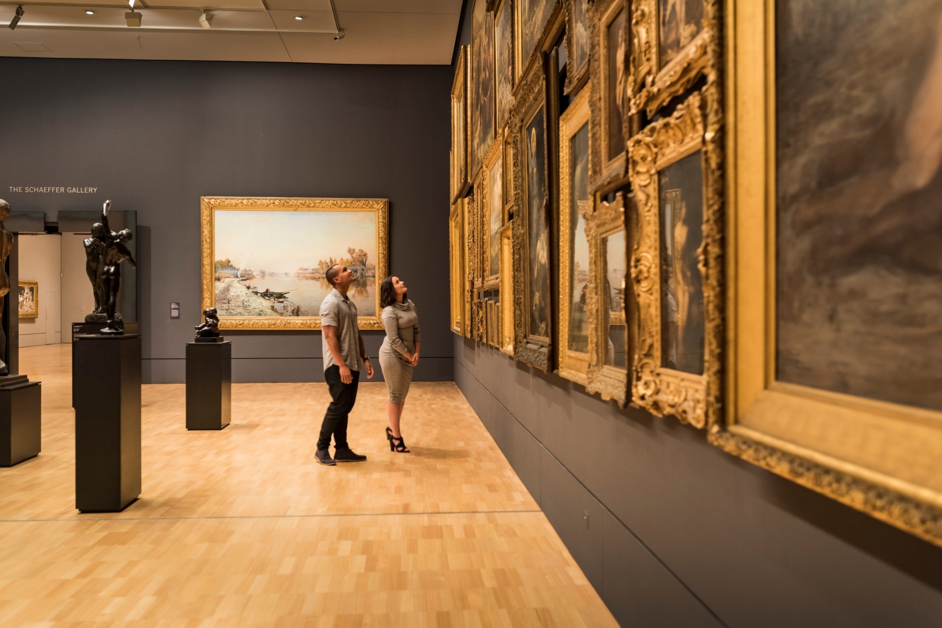 男子和女子在維多利亞州墨爾本維多利亞國家美術館觀賞美術品©維多利亞旅遊局/Robert Blackburn
