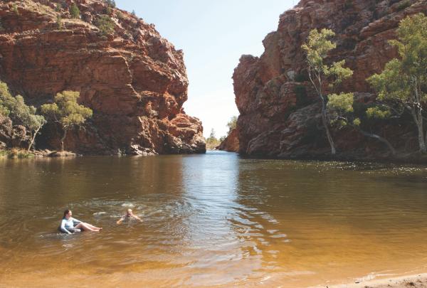 北領地（NT）紅土中心（Red Centre）愛麗斯泉（Alice Springs）辛普森峽谷（Simpsons Gap）的水坑©北領地旅遊局