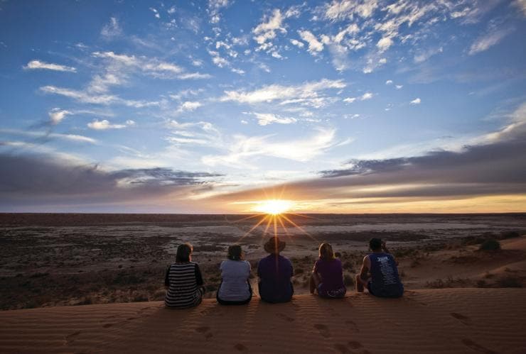 昆士蘭湯伯茲維爾的大紅沙丘©昆士蘭旅遊及活動推廣局