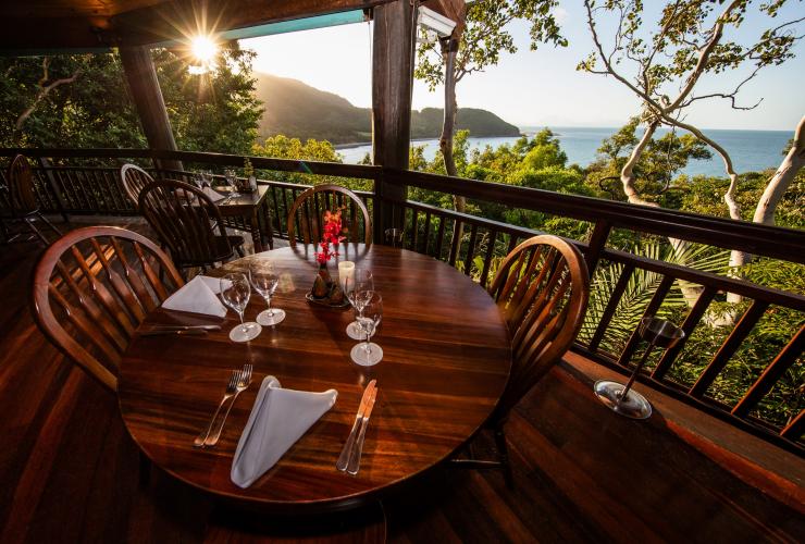 在昆士蘭州道格拉斯港塔萊海灘別墅酒店的Ospreys Restaurant戶外用餐©Colyn Lovegreen（Lovegreen Photography）