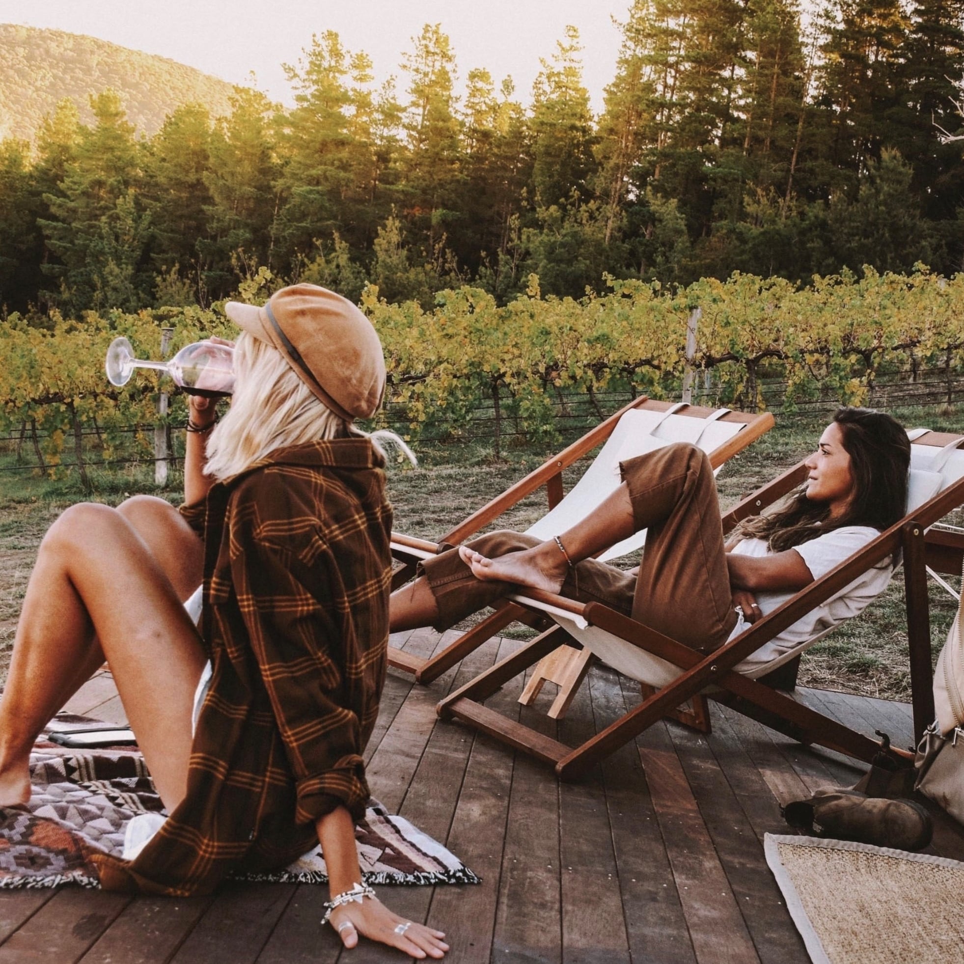 女士們在坎培拉附近的Naked Cubby公司豪華野營帳篷外享用葡萄酒©Shan Bawden，Naked Cubby Co