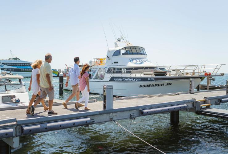 遊客在西澳州羅特尼斯島乘坐Rottnest Cruises©西澳州旅遊局