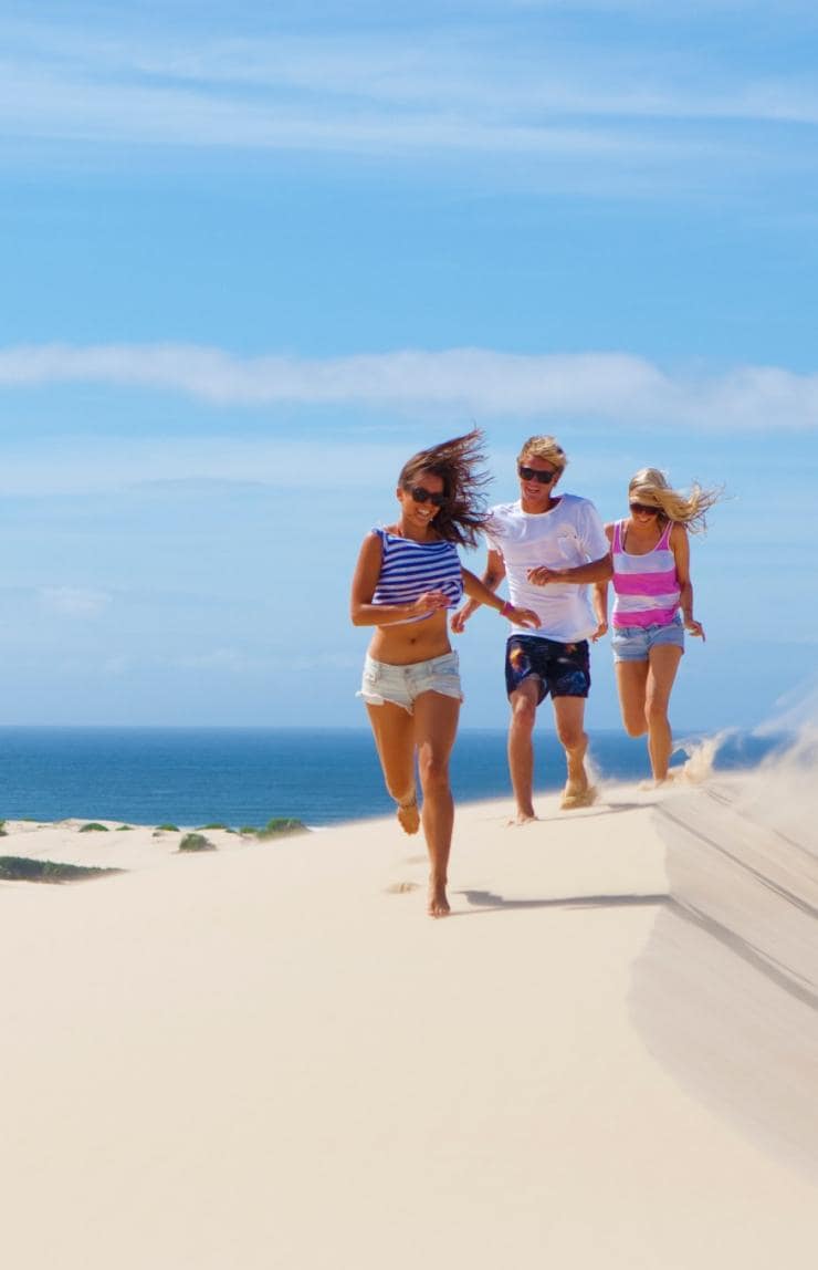新南威爾士史蒂芬港斯托克頓海岸線沙丘（Stockton Bight Sand Dunes）©澳洲旅遊局