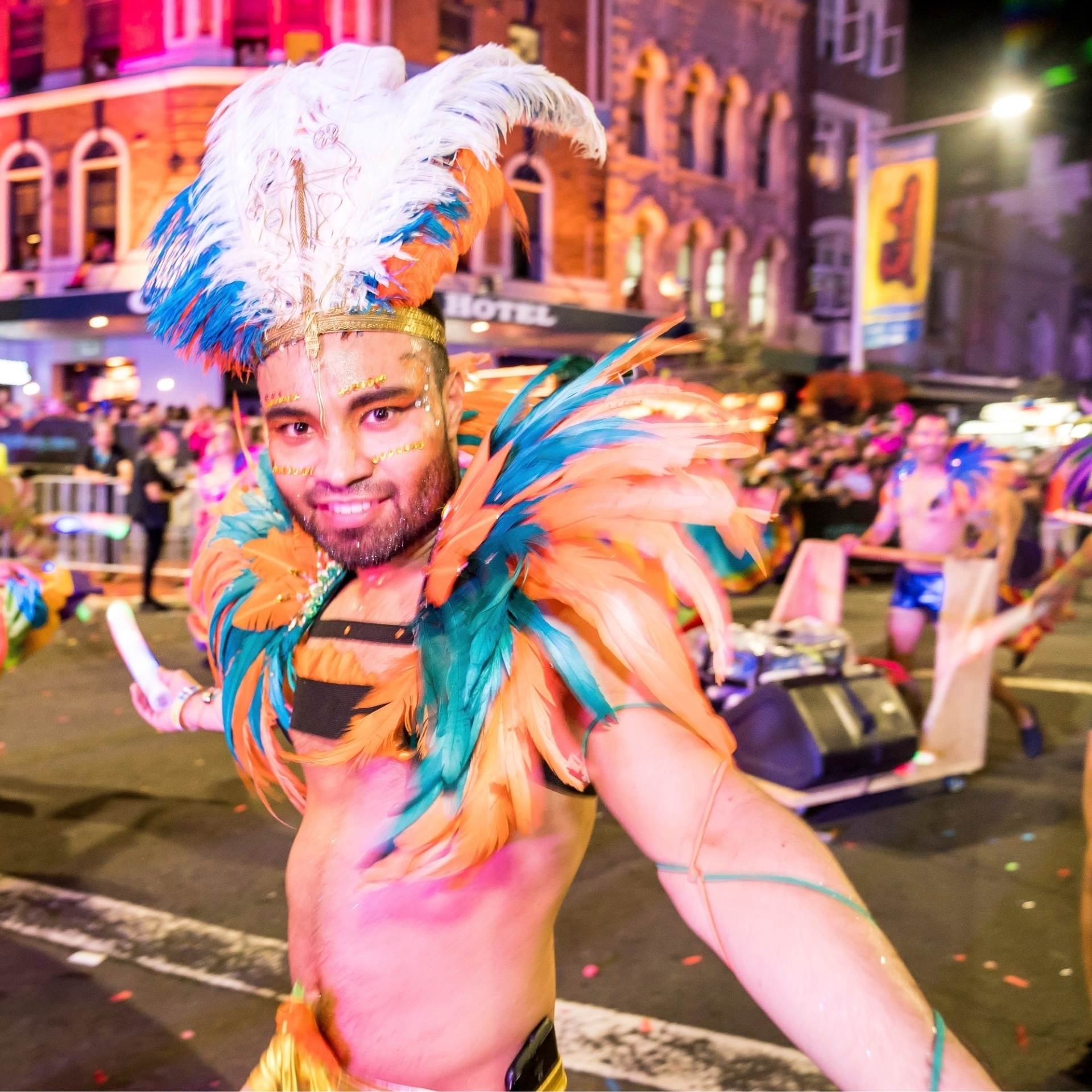穿著色彩繽紛服裝的男子在Darlinghurst的同性戀狂歡節（Mardi Gras）遊行©Jeffrey Feng