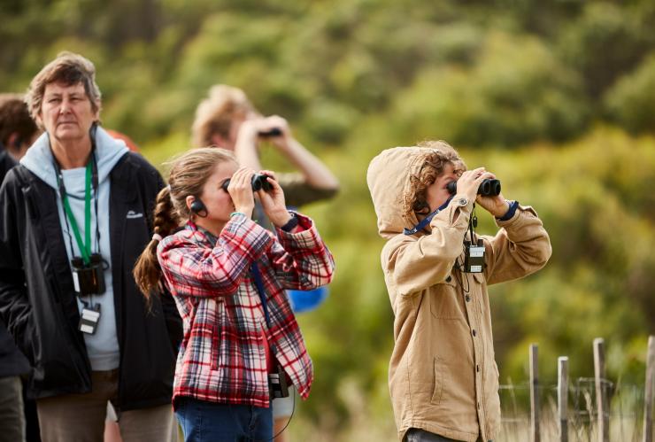 孩子們在維多利亞州大洋路參加Wildlife Wonders的大自然導賞團時透過雙筒望遠鏡觀察©澳洲旅遊局/維多利亞旅遊局