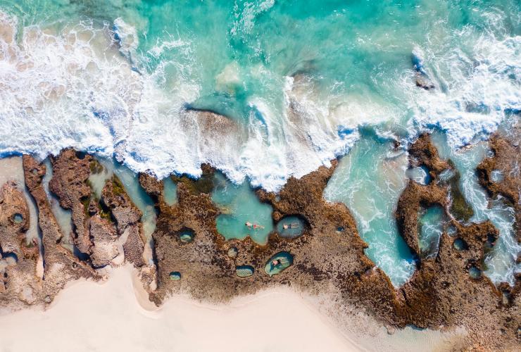 西澳州珊瑚灣以南華魯拉牧場岩石池的高空景致©西澳州旅遊局