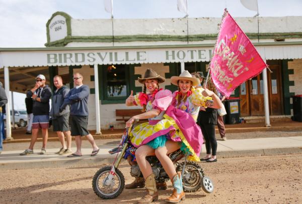 昆士蘭州伯茲維爾（Birdsville）的伯茲維爾賽馬比賽（Birdsville Races）©Salty Dingo