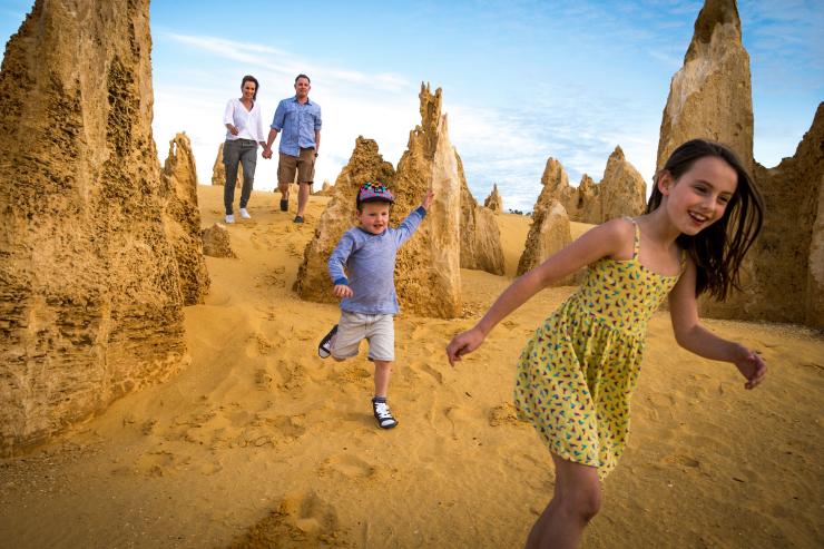 家庭正在探索西澳州（Western Australia）南邦國家公園（Nambung National Park）的尖峰石陣（The Pinnacles）©西澳州旅遊局/David Kirkland