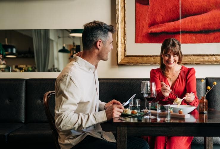 情侶在荷伯特的Fico餐廳內用餐©Osborne Images/塔斯曼尼亞旅遊局