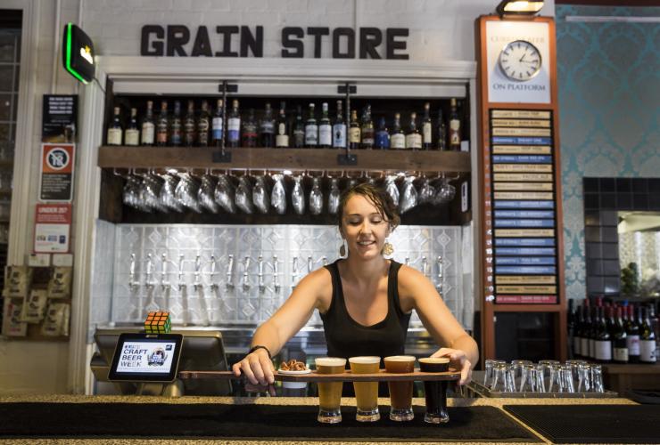 紐卡斯爾的The Grain Store手工啤酒咖啡餐廳內調酒師為客人送上啤酒©新南威爾士州旅遊局
