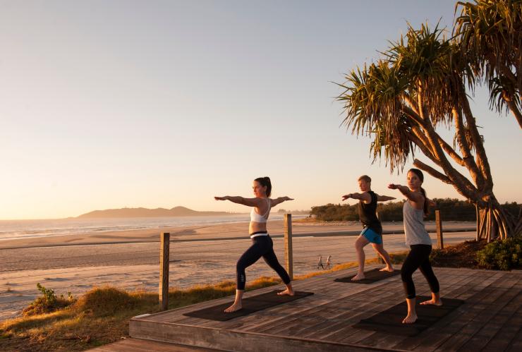 新南威爾士拜倫灣的拜倫元素度假村 Sunrise Yoga © Destination New South Wales