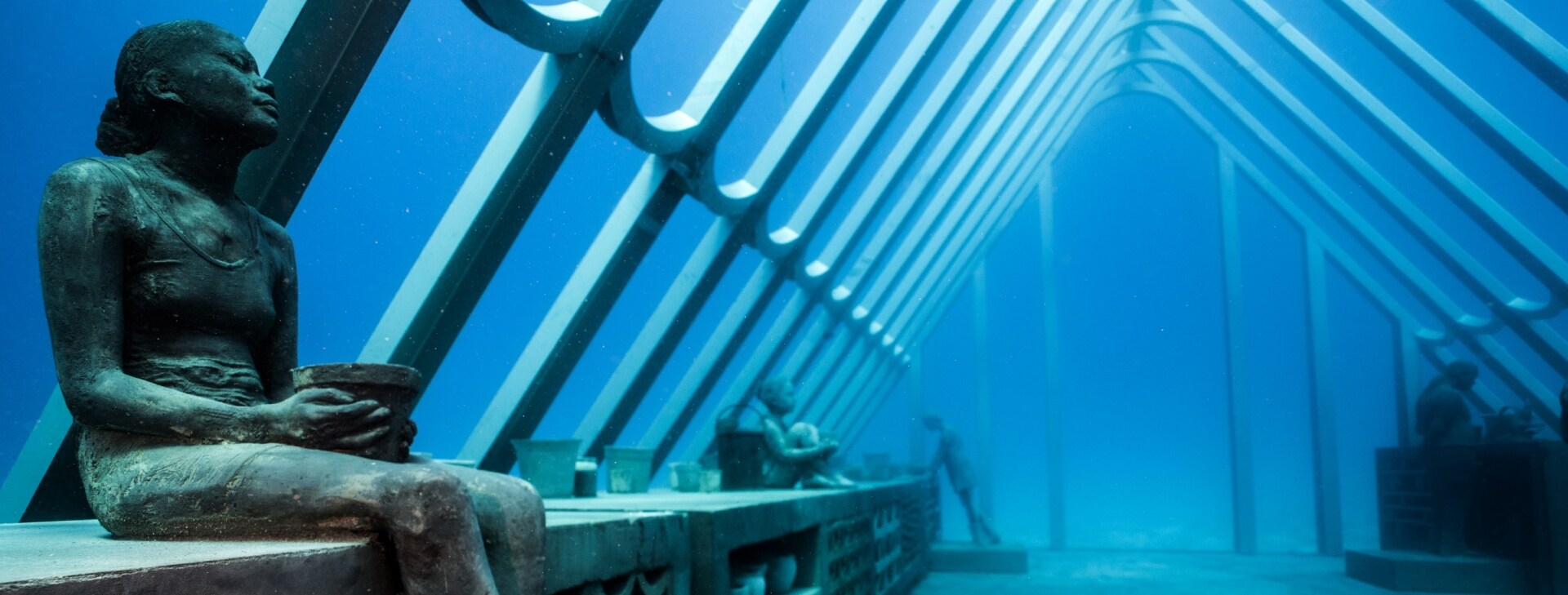 湯斯維爾附近的海底藝術博物館內的水底雕塑展覽©Matt Curnock