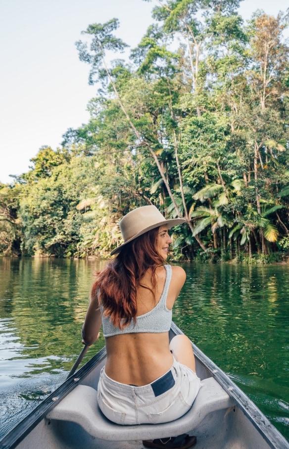 一位女士在昆士蘭州莫斯曼的莫斯曼河上划獨木舟©昆士蘭旅遊及活動推廣局