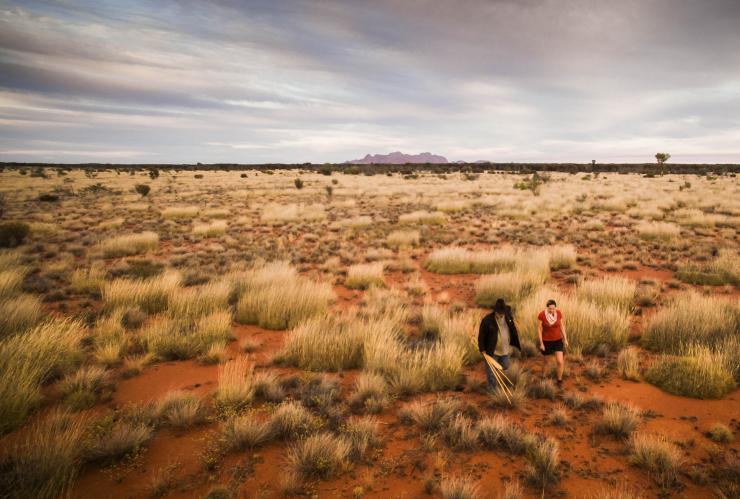 參加SEIT 澳洲內陸地區的原住民導賞團穿越紅土中心©澳洲旅遊局