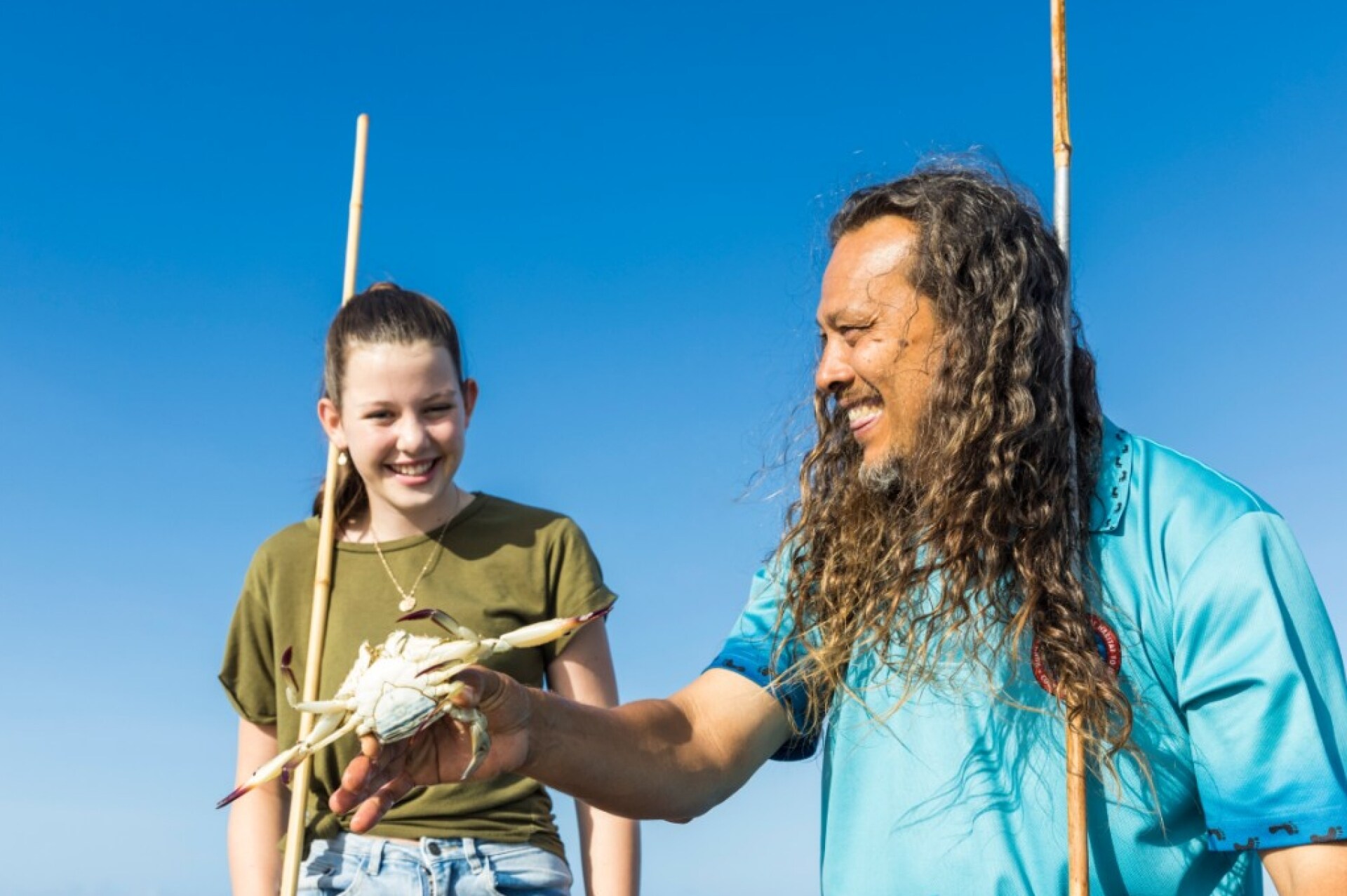 Kuku Yalanji Cultural Habitats guide, Linc Walker, showing guests a sand crab, QLD © Tourism Australia