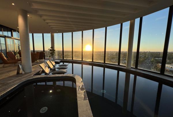 豪華的弧形泳池位於 12 樓，可看到180度景色，是賞日落的好去處