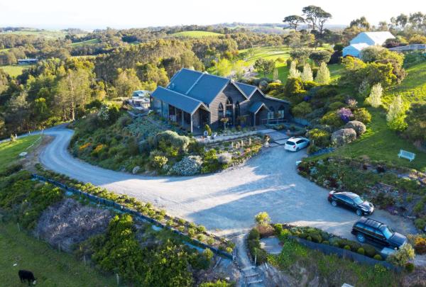 酒店佔地20 英畝，坐落在南吉普斯蘭連綿起伏的丘陵之上，可欣賞到威爾遜岬國家公園的美景