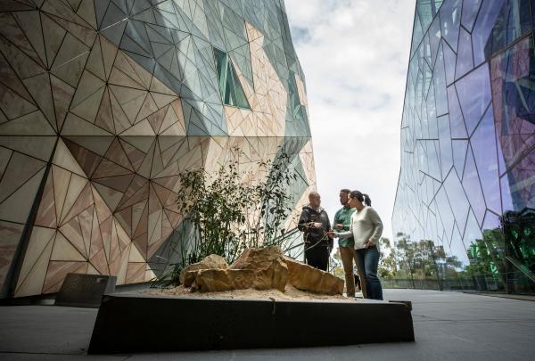 展覽館位於Federation Square 附近，位置便利