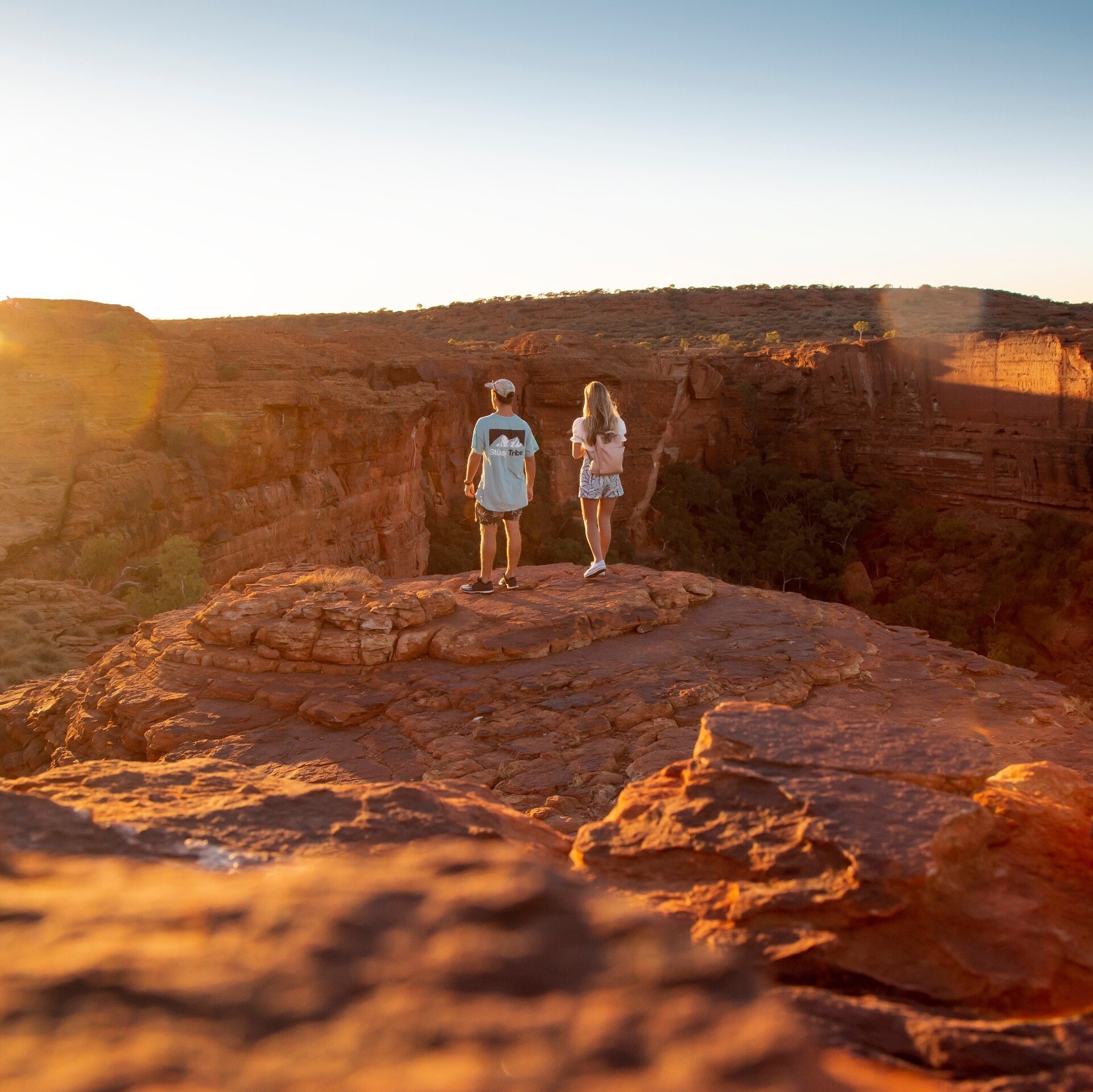 兩人站在帝王谷邊緣©澳洲旅遊局