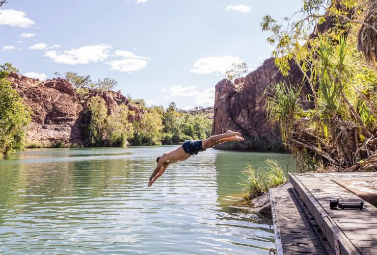 一名男士在昆士蘭州波特加姆拉（草地山）（Boodjamulla（Lawn Hill））跳進水中©昆士蘭旅遊及活動推廣局