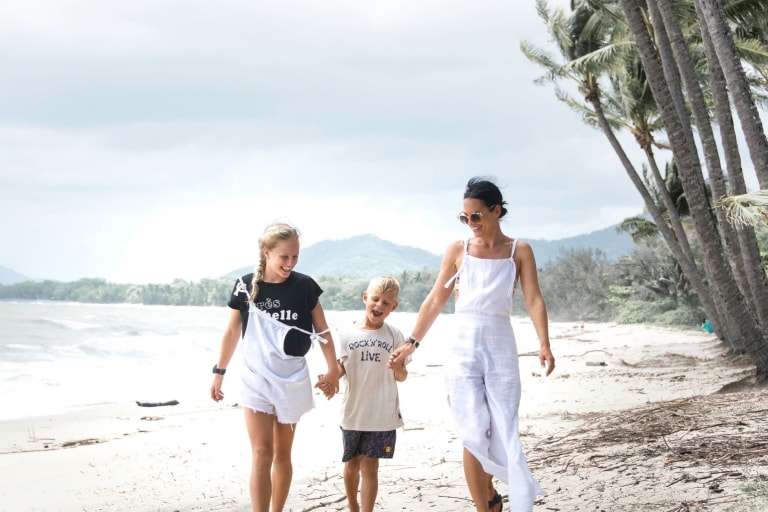 一家人在棕櫚小峽谷（Palm Cove）的海灘上散步©昆士蘭旅遊及活動推廣局
