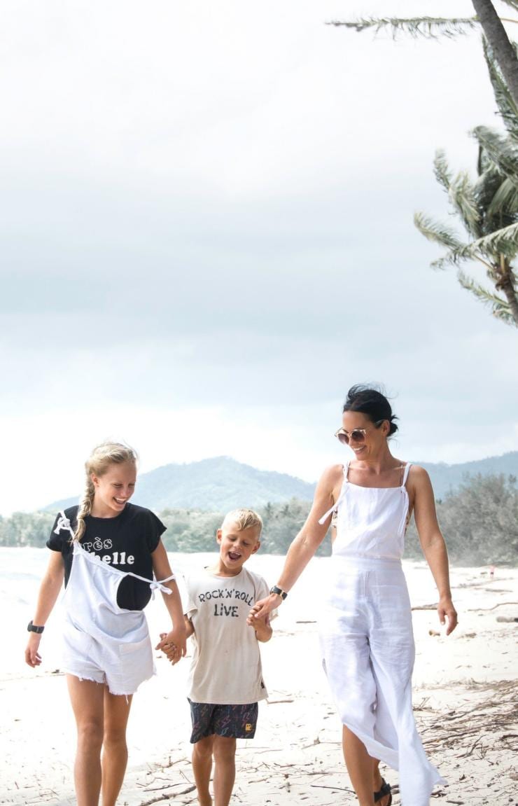 一家人在棕櫚小峽谷（Palm Cove）的海灘上散步©昆士蘭旅遊及活動推廣局
