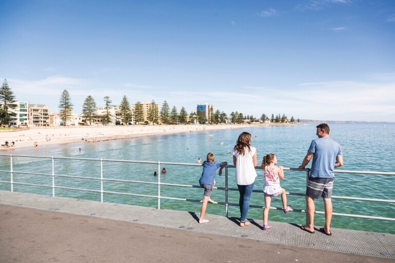 南澳阿德萊德的格雷爾海灘（Glenelg Beach）©南澳旅遊局