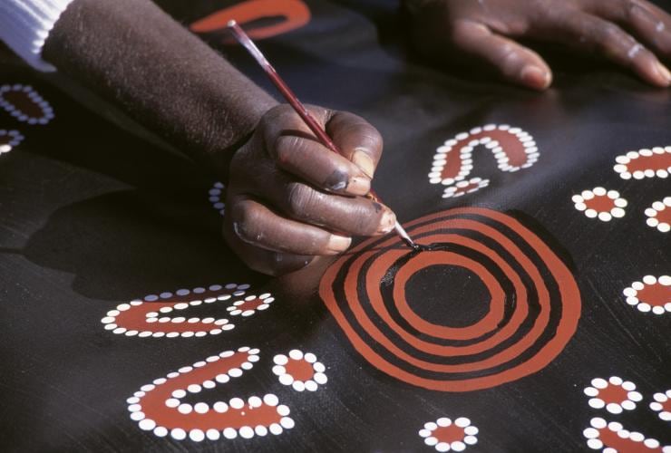北領地（NT）澳洲中部（Central Australia）帕潘亞藝術家（Papunya Artist）©北領地旅遊局