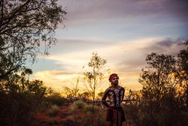 北領地烏魯魯-卡塔丘塔國家公園的星光展原住民迎賓禮©Lauren Bath, Voyages