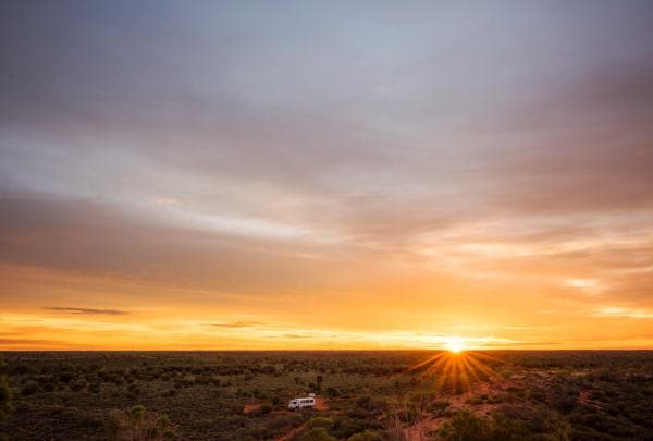 北領地烏魯魯-卡塔丘塔國家公園的沙漠拂曉之旅©Lauren Bath, Voyages