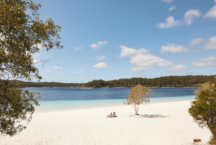 昆士蘭卡麗島的麥肯錫湖©昆士蘭旅遊及活動推廣局